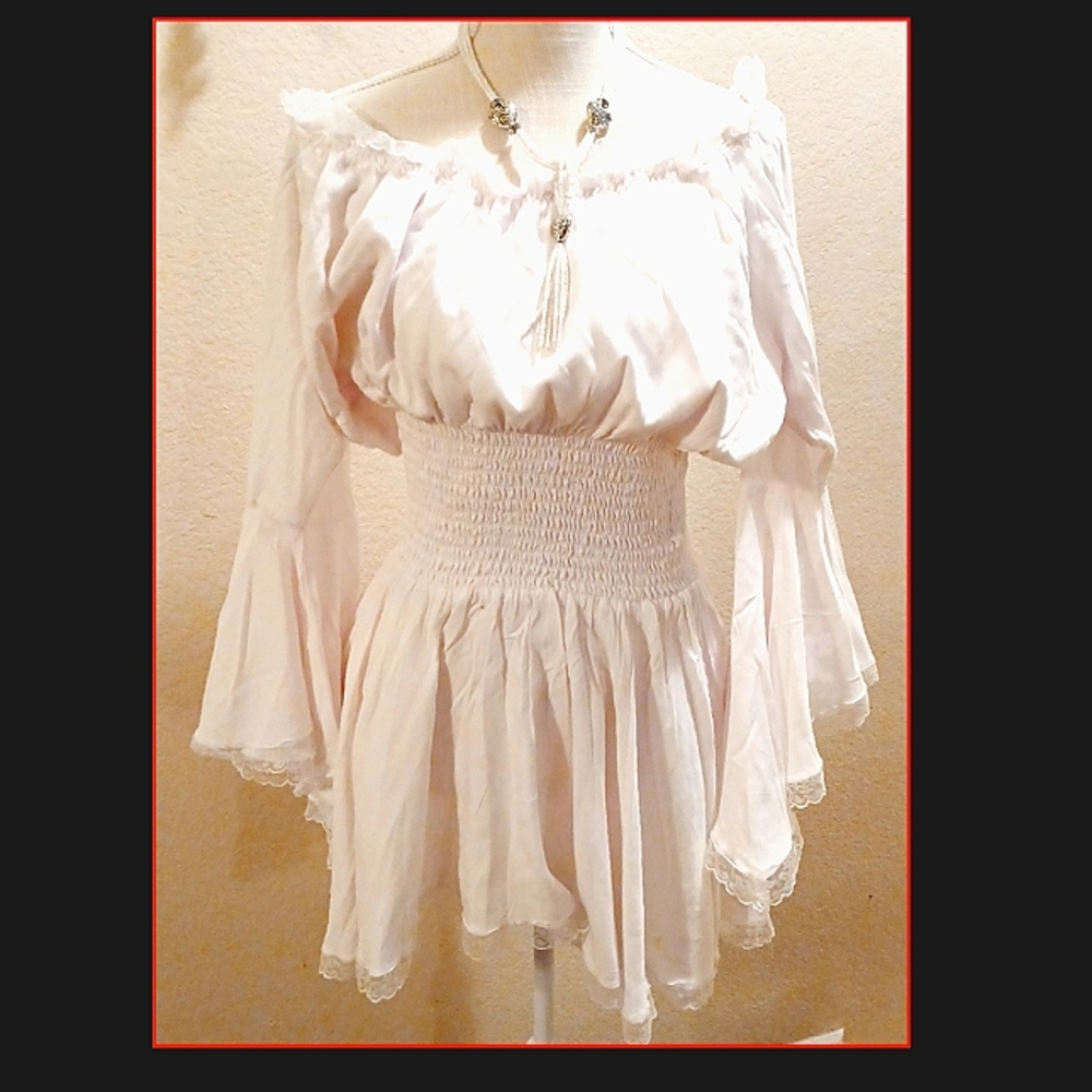 PRE-OWNED* WHITE OFF THE SHOULDERS, TOP SIZE (OS)